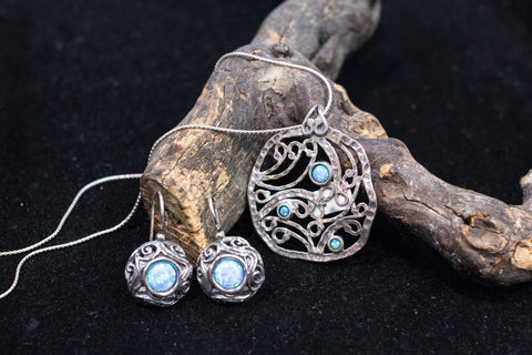 silver 925 earings and necklace with Opal stone.
